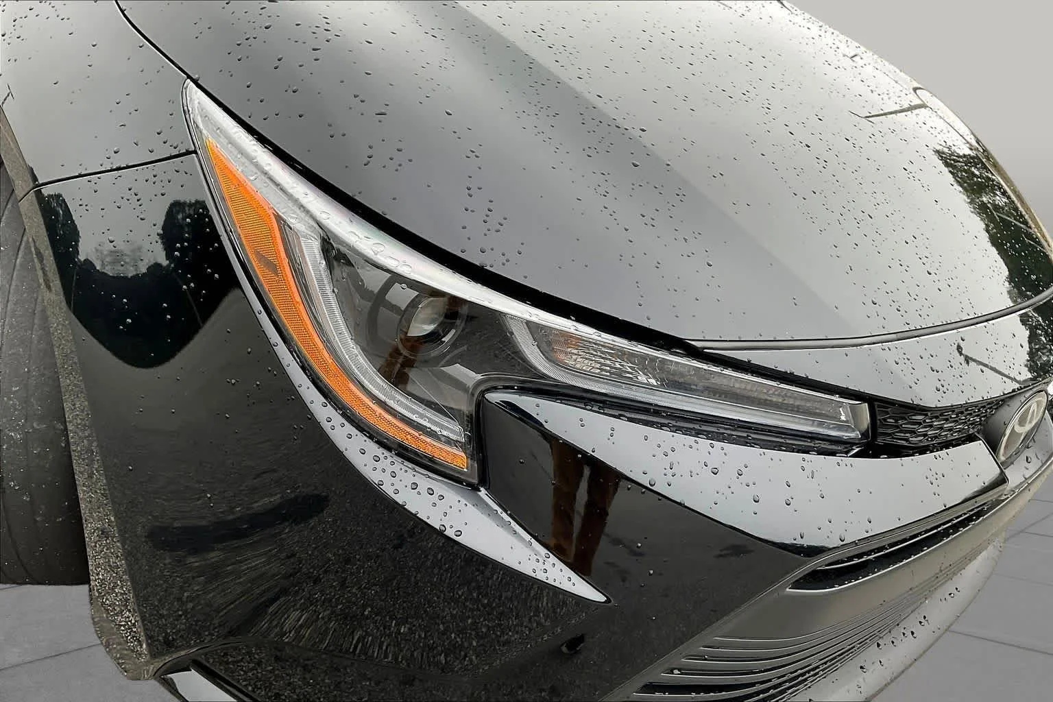 Used 2025 Midnight Black Metallic Toyota LE image 27