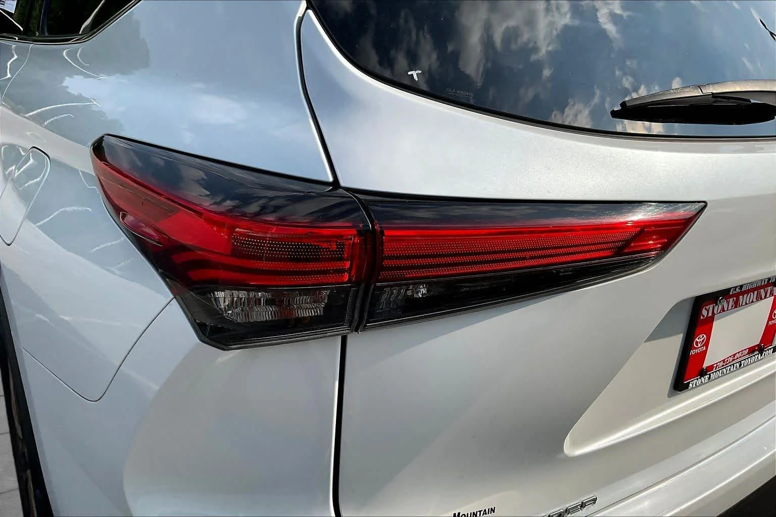 Used 2022 Wind Chill Pearl Toyota Hybrid Bronze Edition image 29
