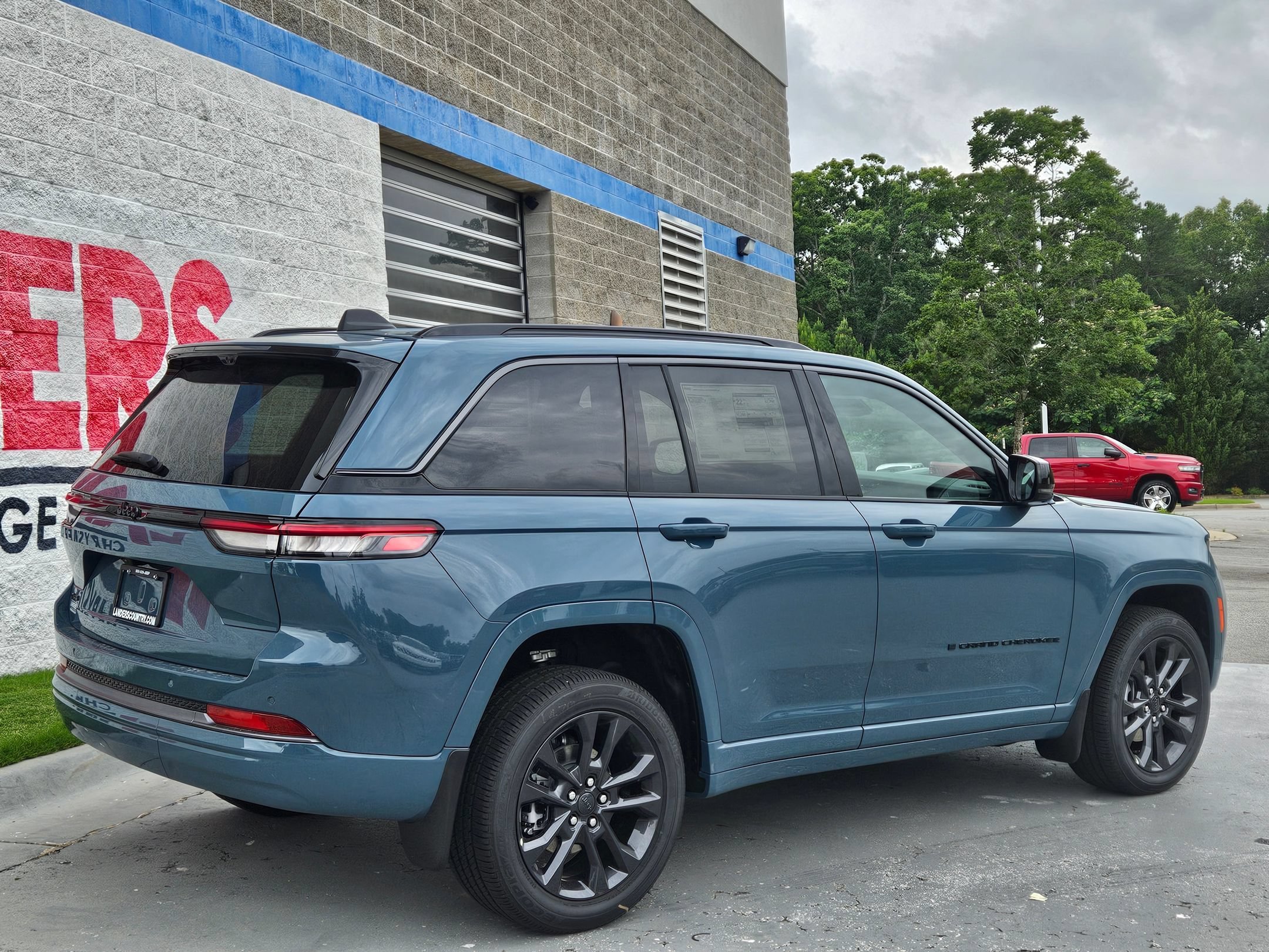 New 2026 Steel Blue Exterior Paint Jeep Limited Reserve image 7