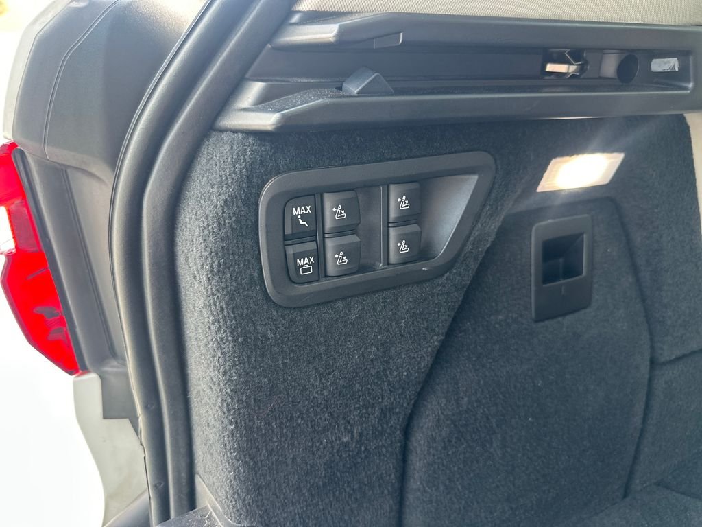Used 2021 White BMW xDrive40i image 35
