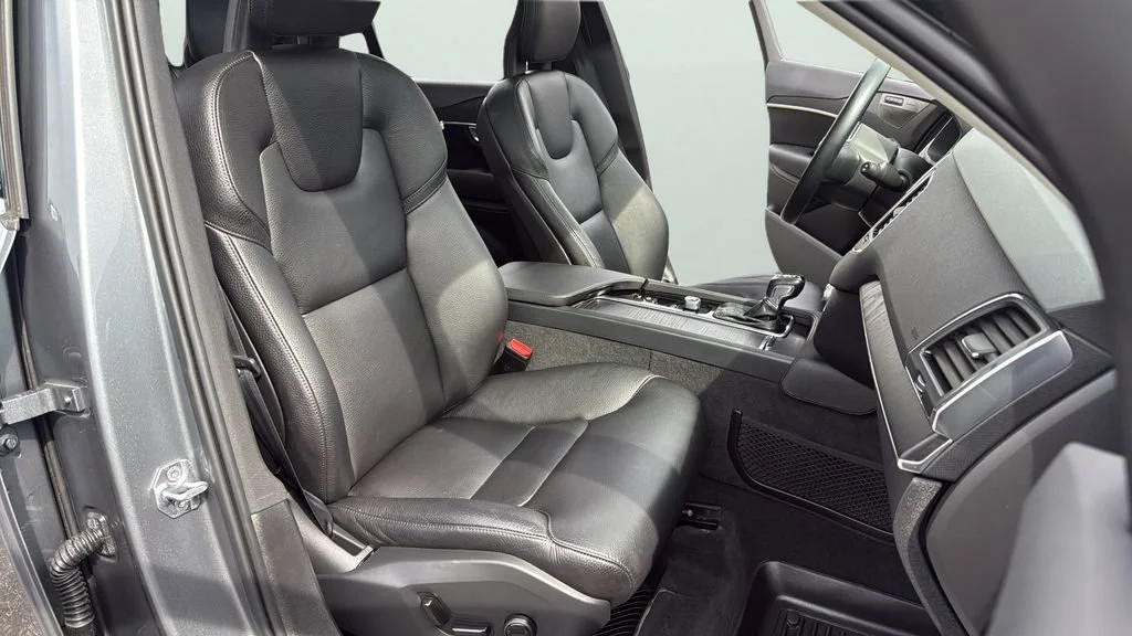 Used 2020 Gray Volvo T6 Momentum 7 Passenger image 39