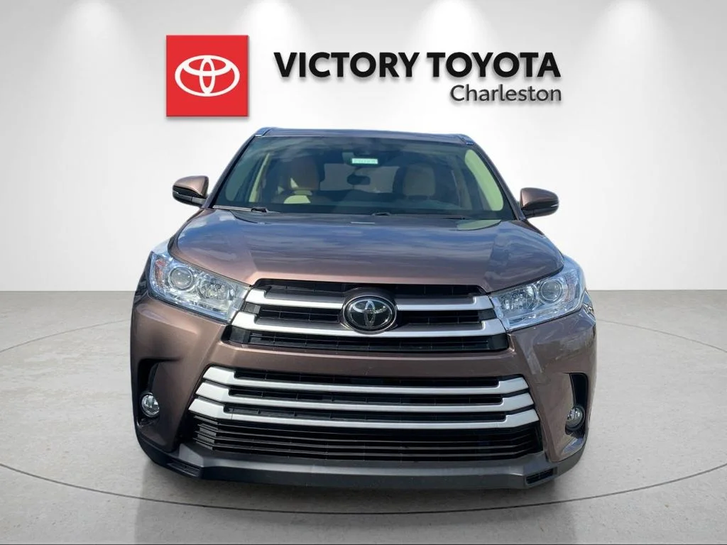 Used 2017 Brown Toyota XLE image 8