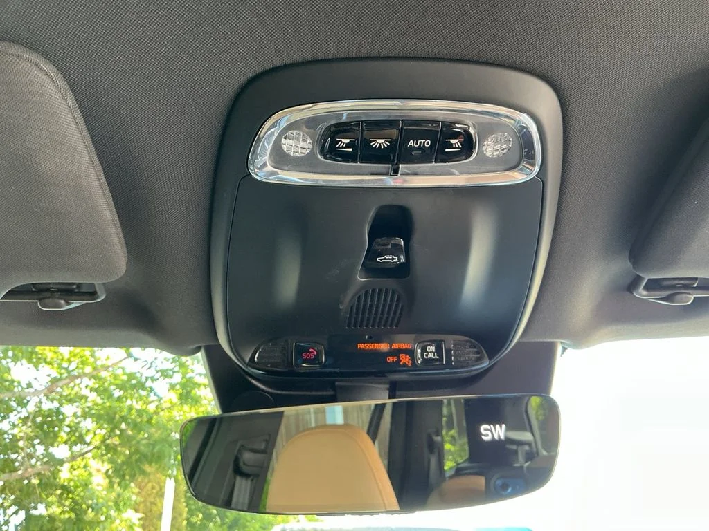 Used 2018 White Volvo T6 Momentum image 30