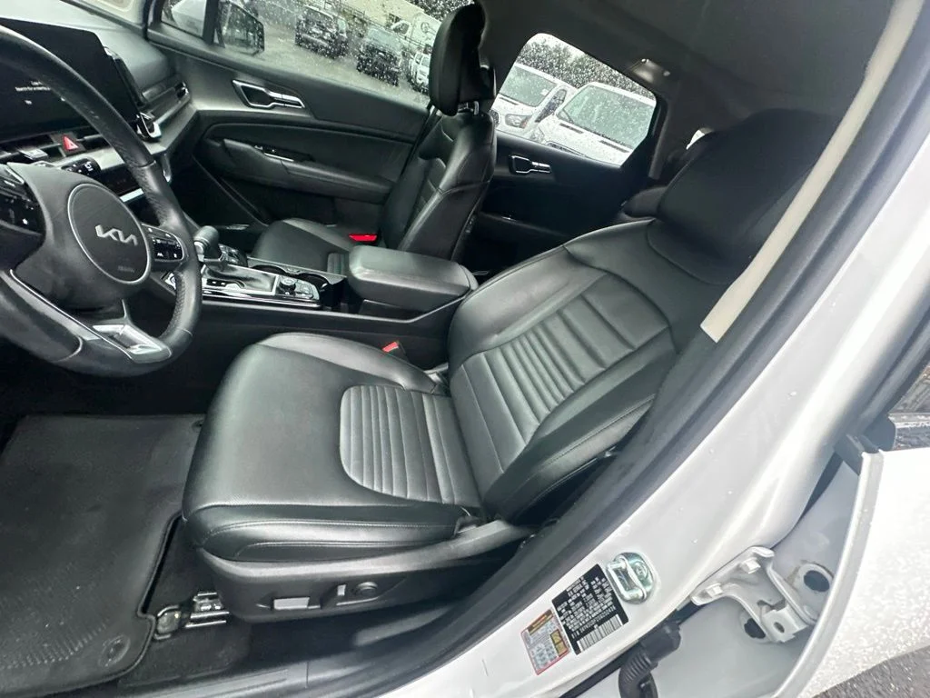 Used 2025 White Kia SX-Prestige image 10
