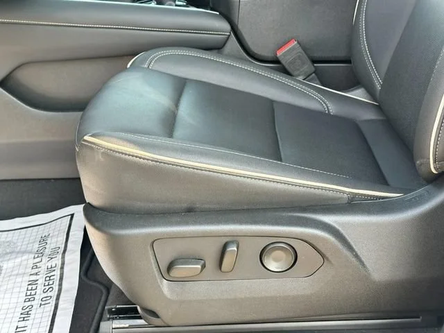Used 2025 Iridescent Pearl Tricoat Chevrolet Premier image 23