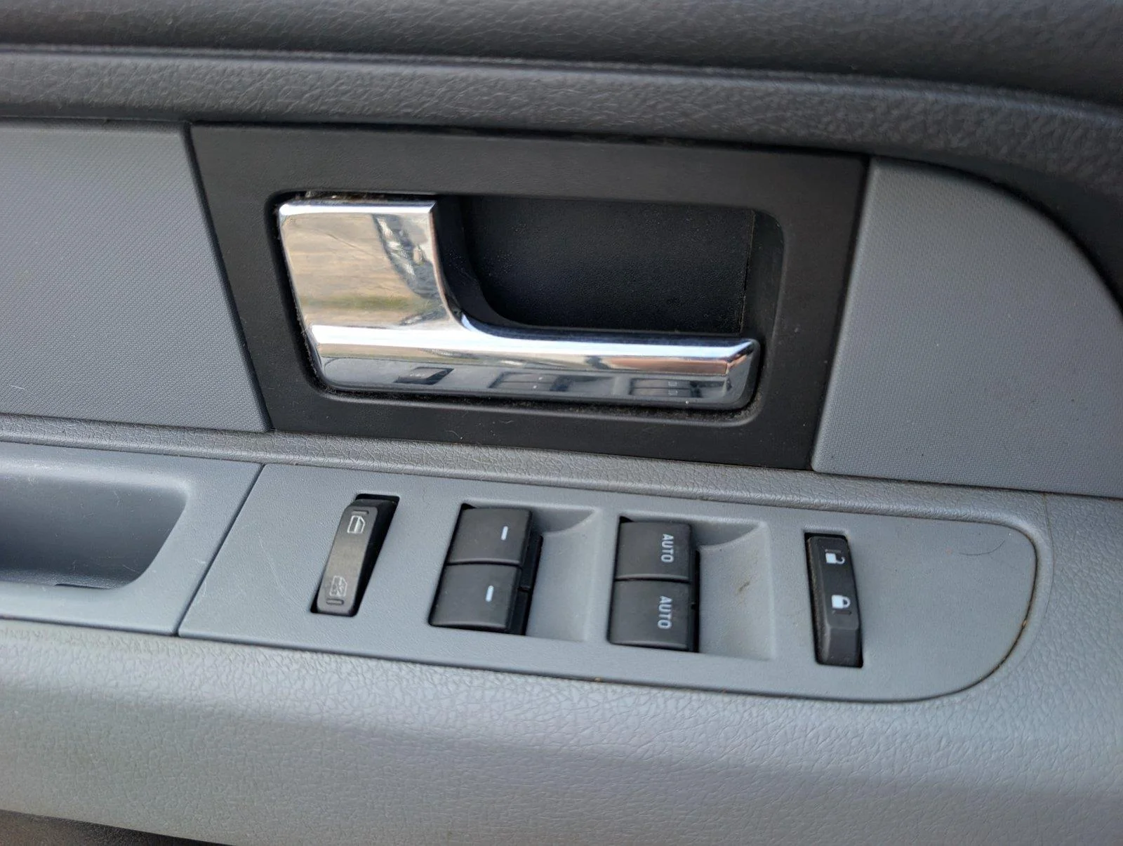Used 2013 Oxford White/Ingot Silver Metallic Ford XLT image 29