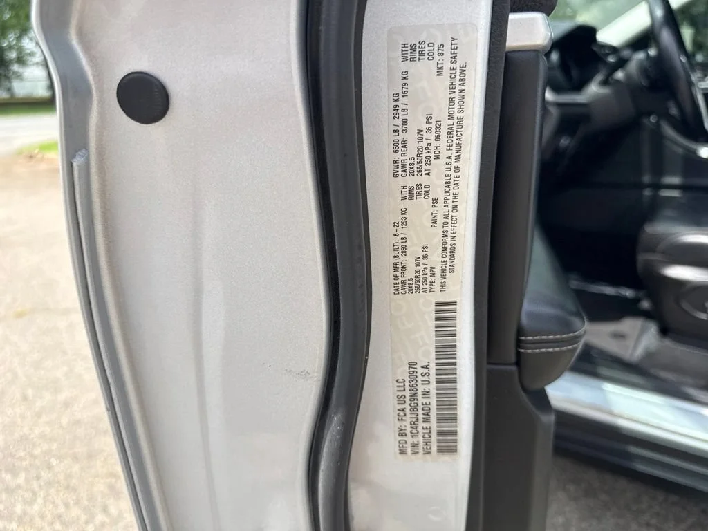 Used 2022  Jeep Limited image 41