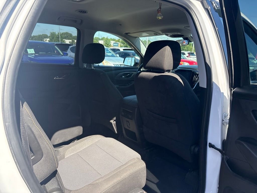 Used 2018 Iridescent Pearl Tricoat Chevrolet LT Cloth w/1LT image 28