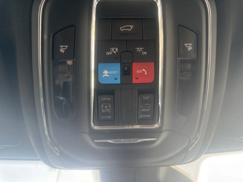 Used 2024 Silver Jeep Altitude image 25