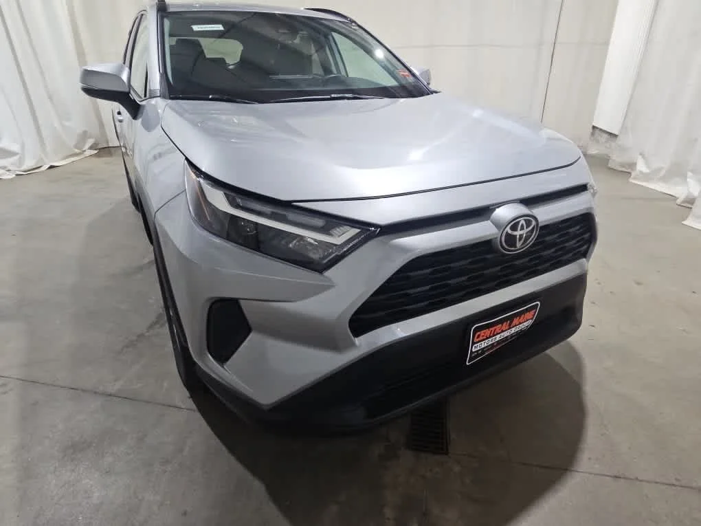 Used 2025 Silver Sky Metallic Toyota XLE image 6