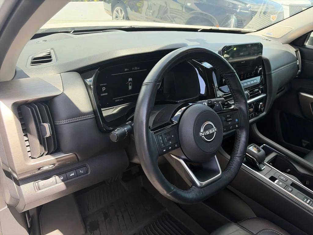 Used 2024 White Nissan Platinum image 16