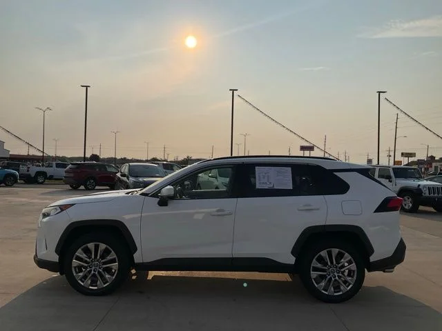 Used 2019 White Toyota XLE Premium image 29