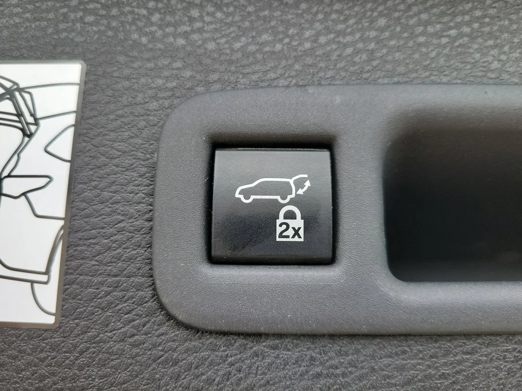 Used 2023  Toyota XLE image 9