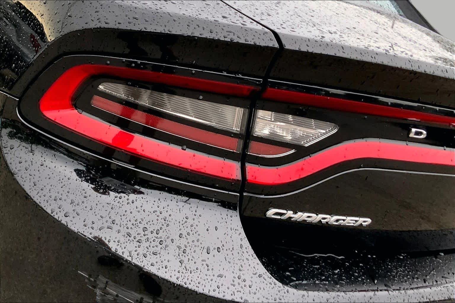 Used 2022 Pitch Black Clearcoat Dodge SXT image 27
