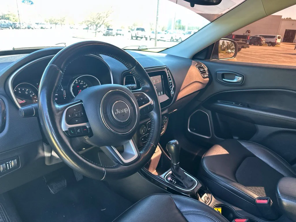Used 2021 Diamond Black Jeep Latitude image 9