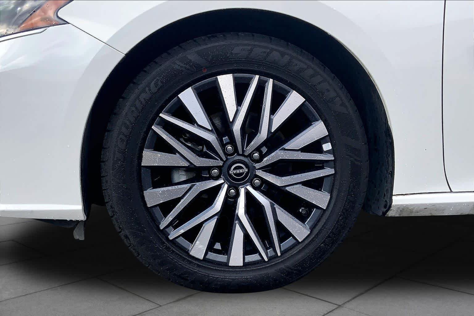 Used 2025 Glacier White Nissan SV image 11