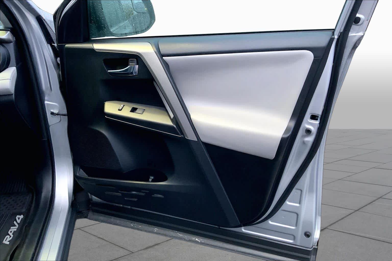 Used 2017 Silver Sky Metallic Toyota XLE image 20