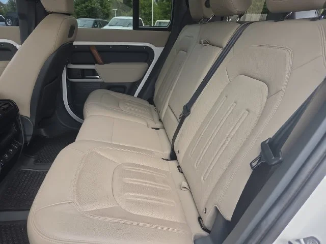 Used 2022 White Land Rover SE image 26