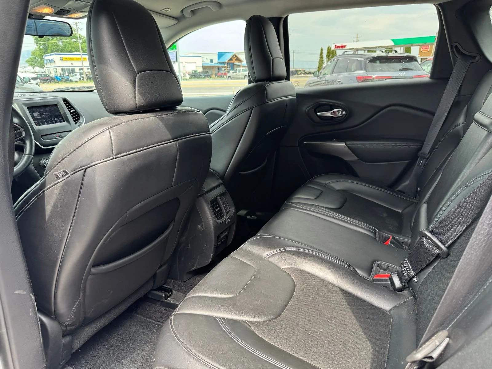 Used 2019 White Jeep Latitude Plus image 12
