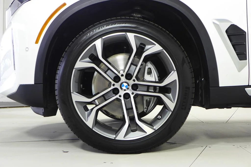 Used 2026 White BMW sDrive40i image 5