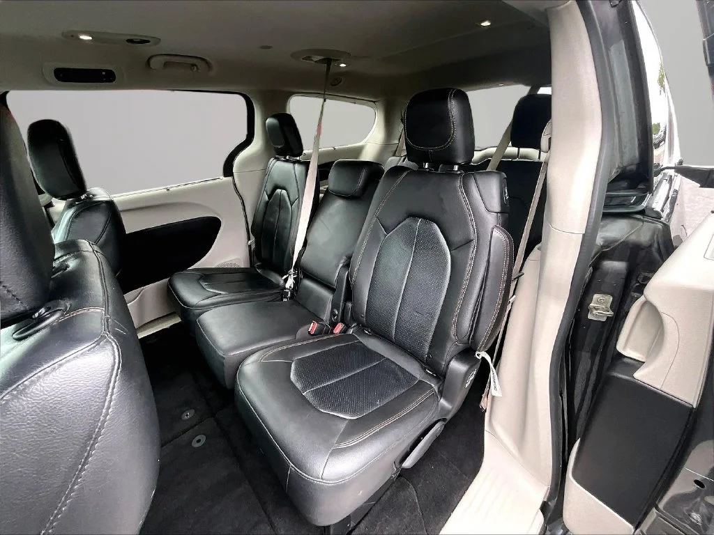Used 2019 Gray Chrysler Touring L image 24
