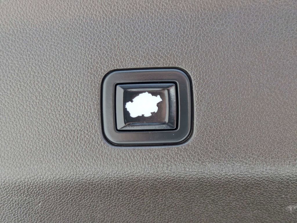 Used 2021 White Chevrolet Z71 image 13