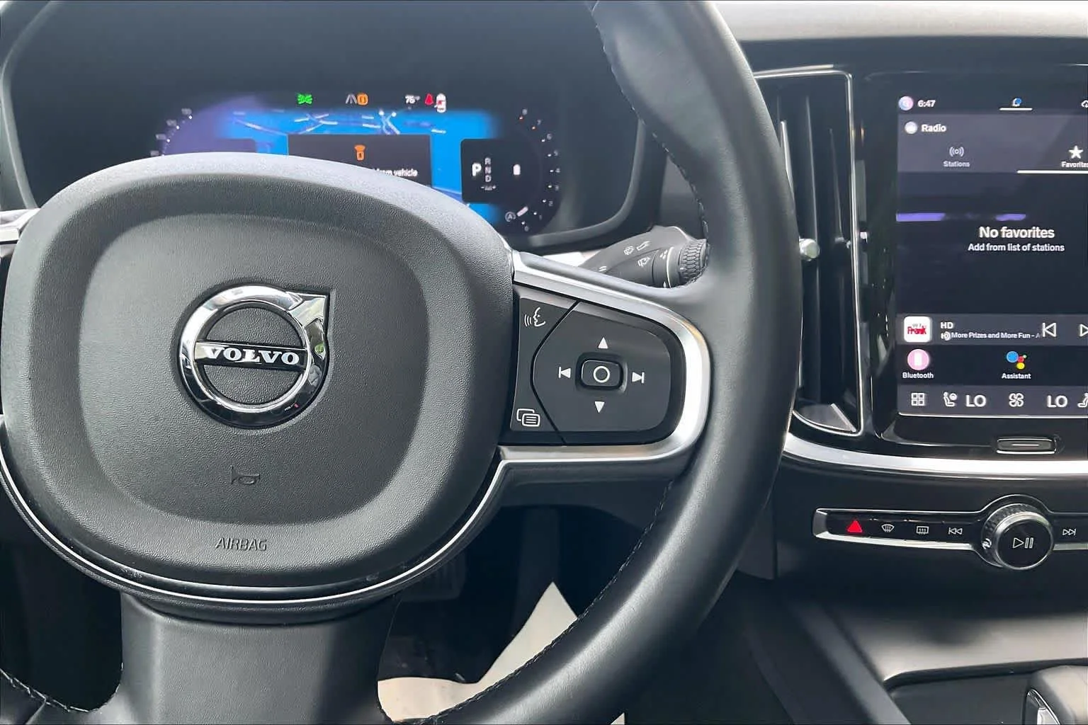 Used 2024  Volvo Core Dark Theme image 24