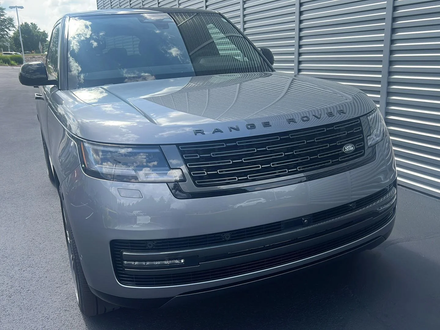 New 2026 Eiger Grey Metallic Land Rover SE image 8
