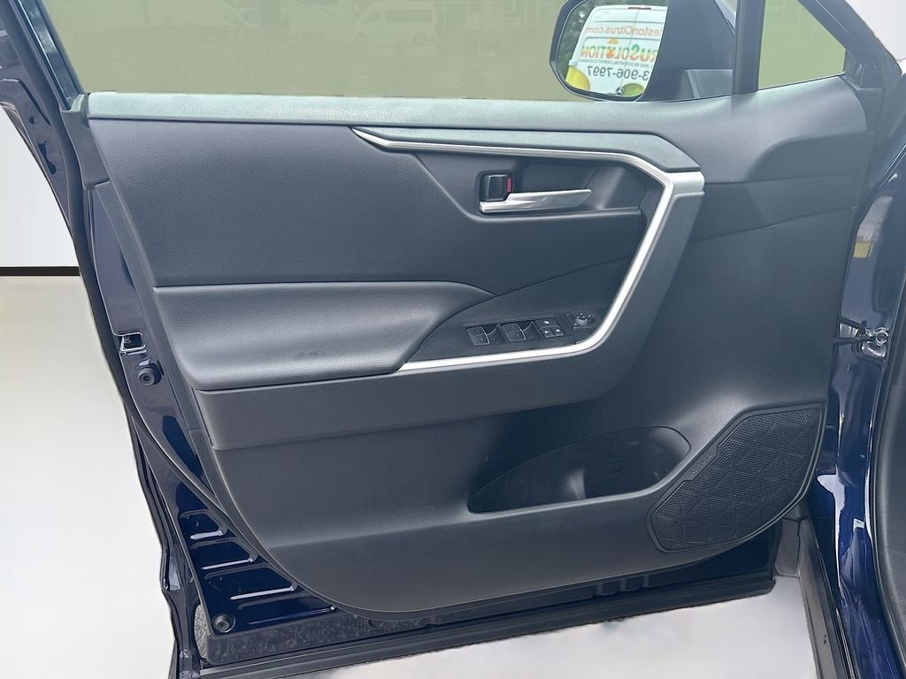 Used 2025  Toyota XLE image 30