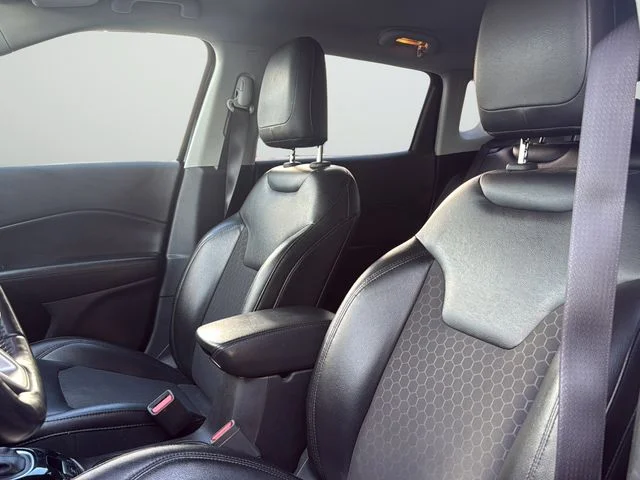 Used 2018 Black Jeep Latitude image 10