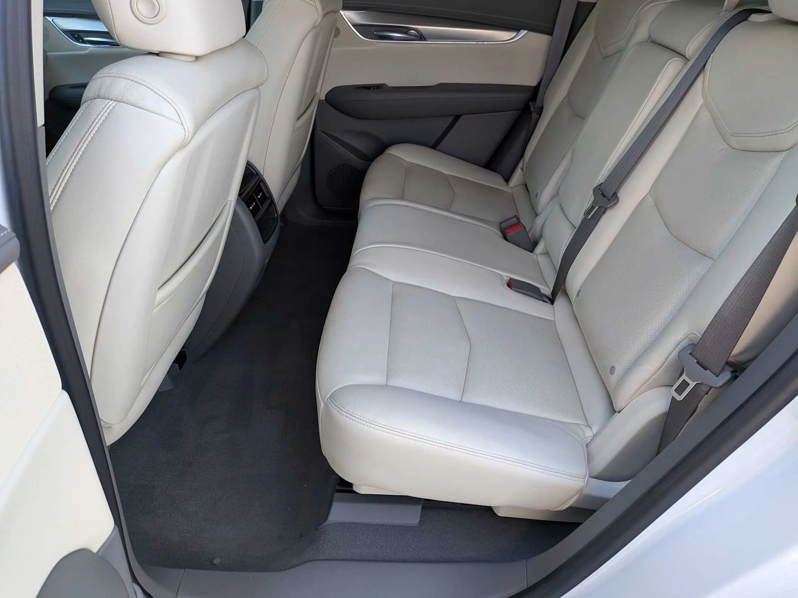 Used 2017 CRYSTAL WHITE TRICOAT Cadillac Luxury AWD image 24