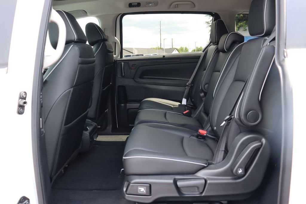 New 2027 Platinum White Pearl Honda Touring image 11