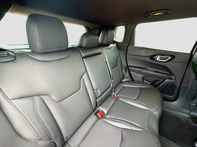 New 2026 Diamond Black Crystal Pearl-Coat Exterior Paint Jeep Latitude image 30