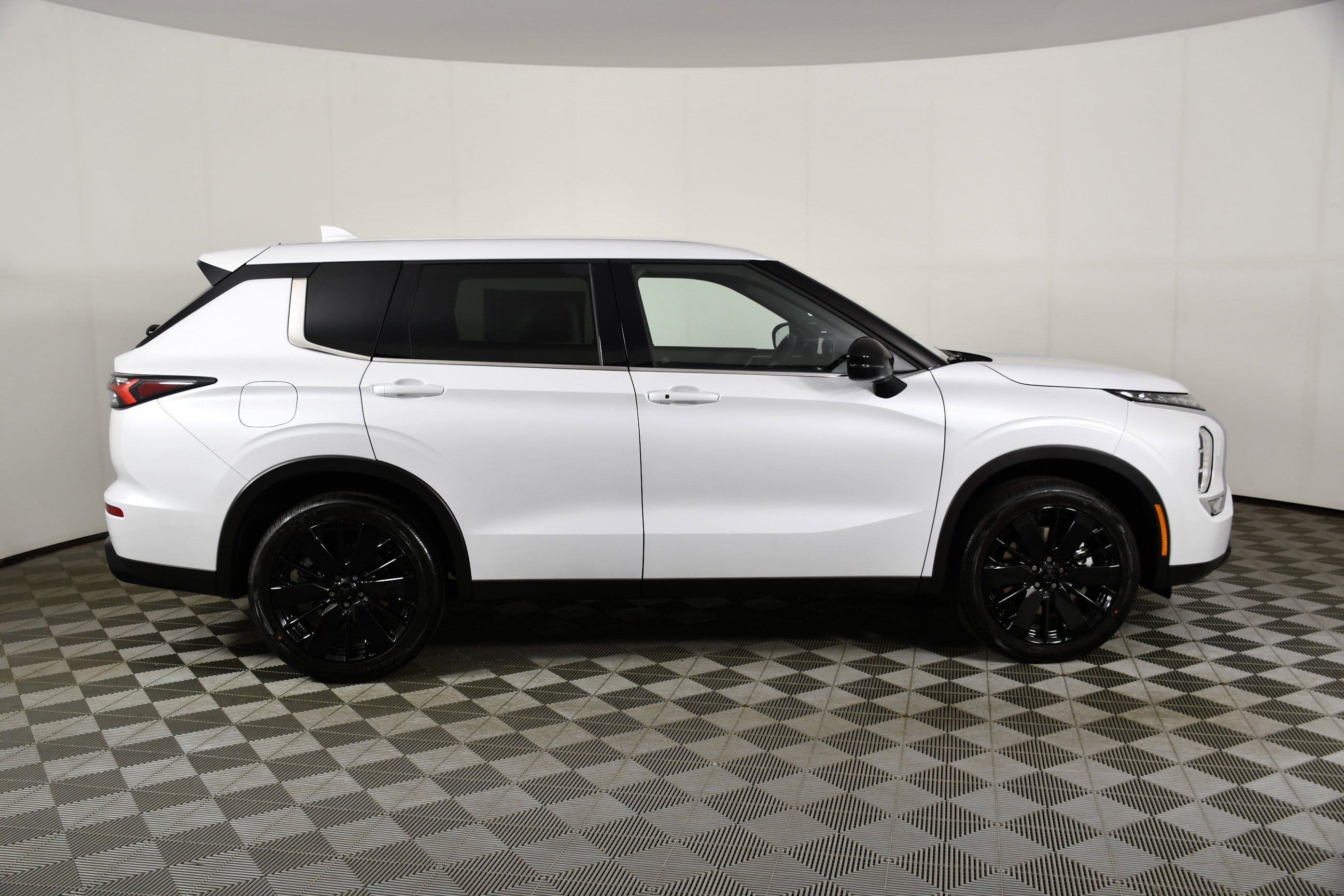 New 2026 White Diamond Mitsubishi LE image 5