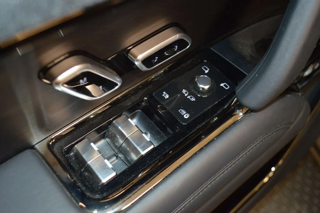 Used 2025 Gray Land Rover SE image 18