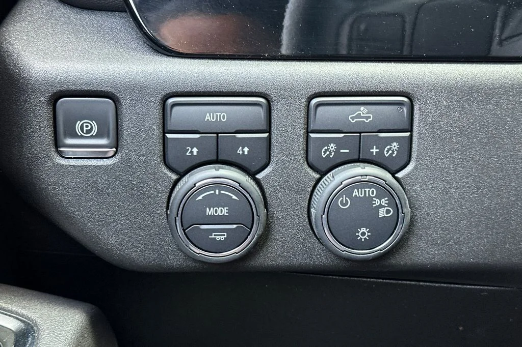 Used 2025 White Chevrolet LT image 27