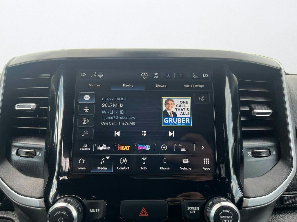Used 2023 White Ram Big Horn/Lone Star image 16