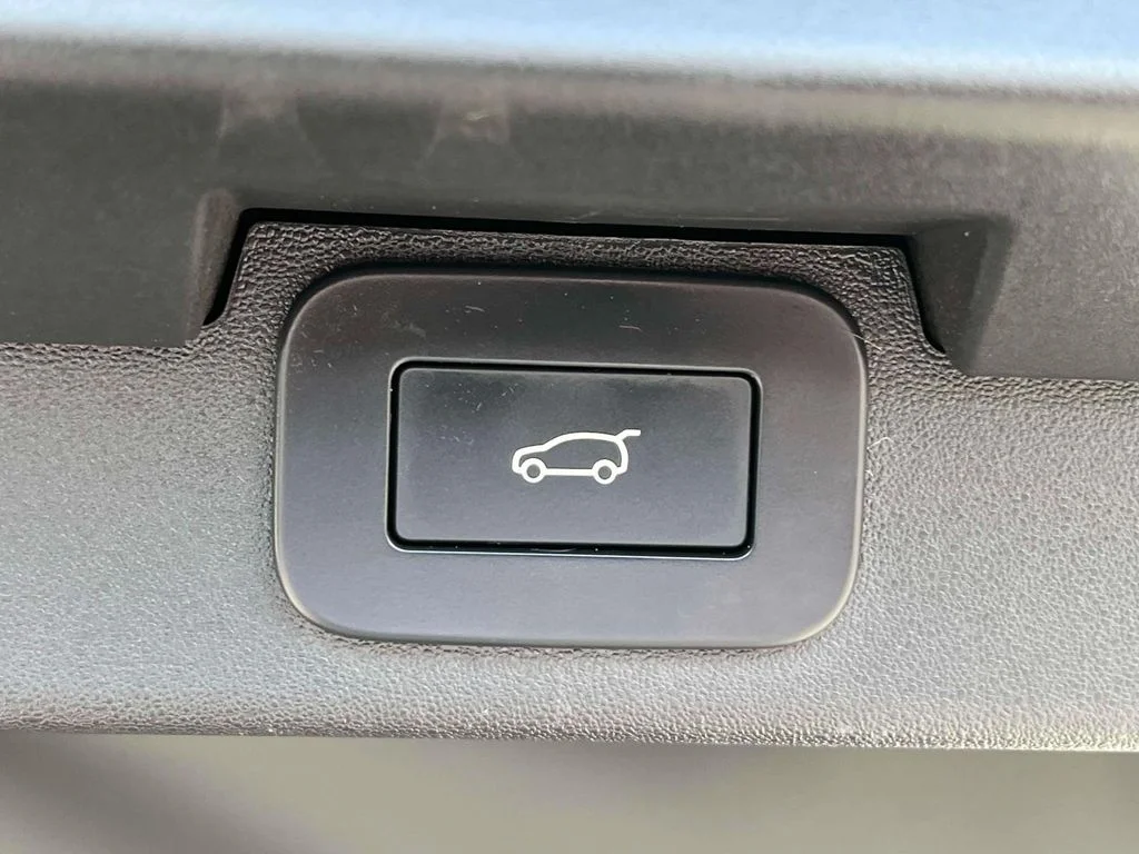 Used 2025  Land Rover Dynamic SE image 14