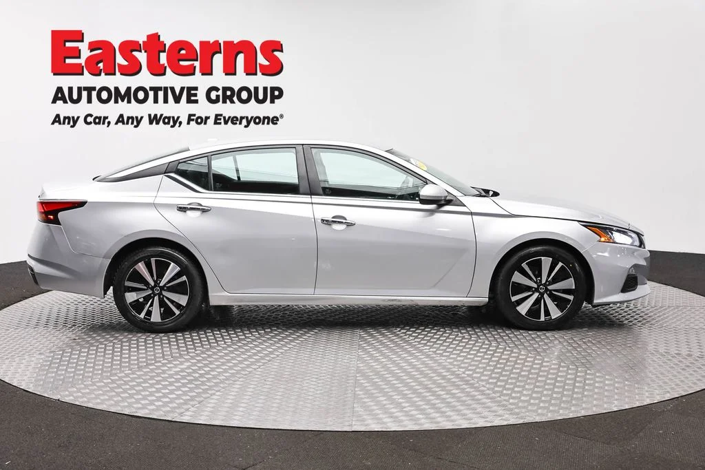 Used 2022 Silver Nissan 2.5 SV image 4