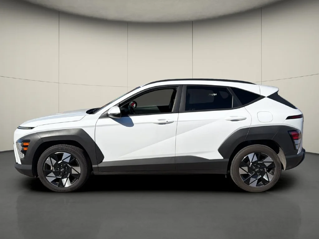 Used 2025 White Hyundai SEL image 4