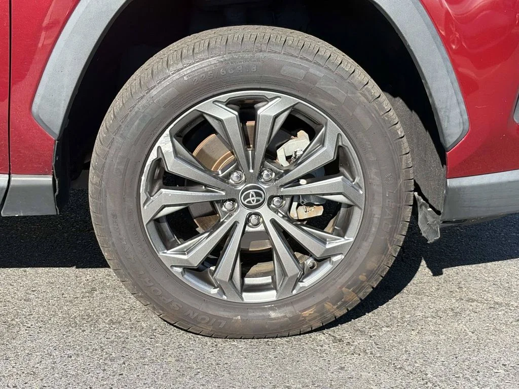 Used 2022 Red Toyota XLE Premium image 9