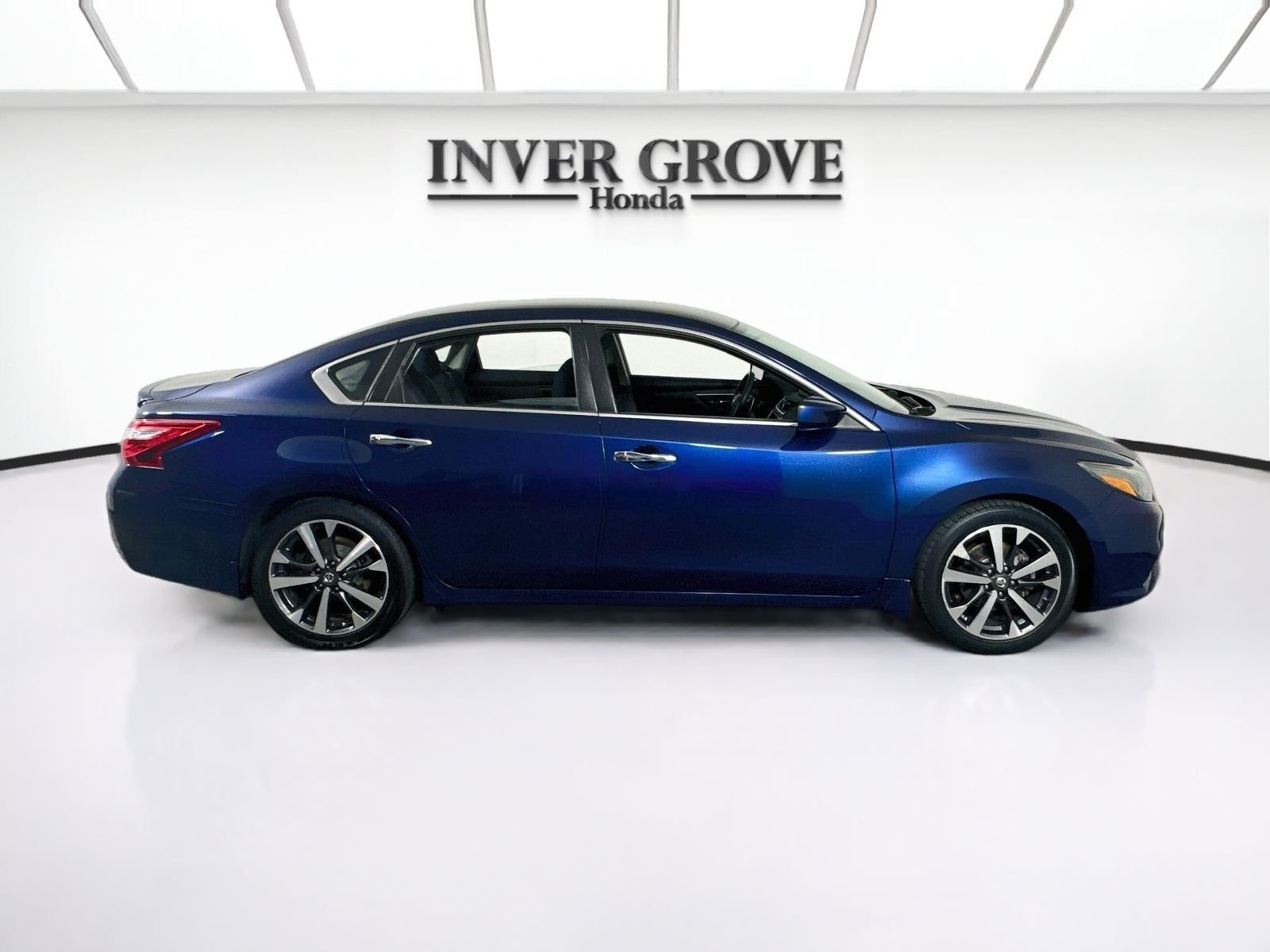 Used 2016 Deep Blue Pearl Nissan 2.5 SR image 3