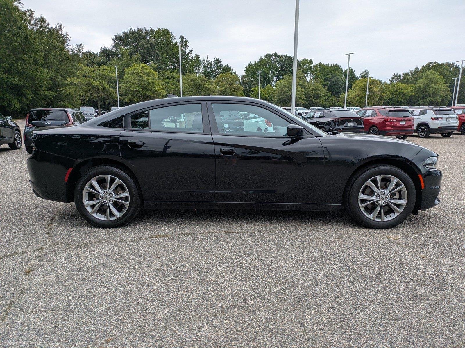 Used 2022 Pitch Black Clearcoat Dodge SXT image 3
