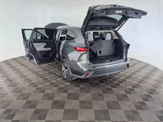 Used 2020 Gray Toyota XLE image 17