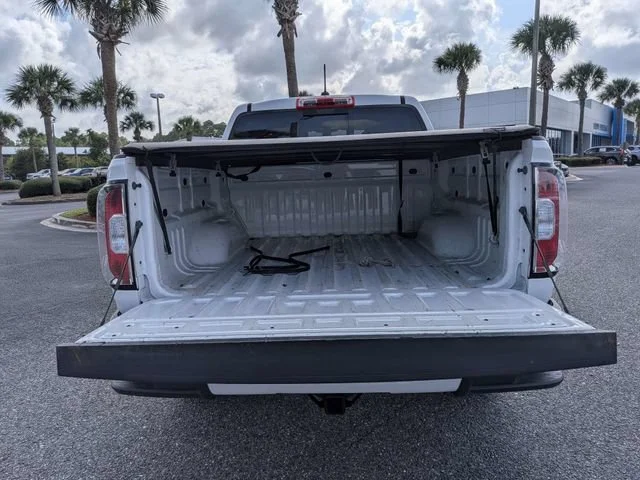 Used 2022 SUMMIT WHITE GMC 4WD AT4 w/Cloth image 10