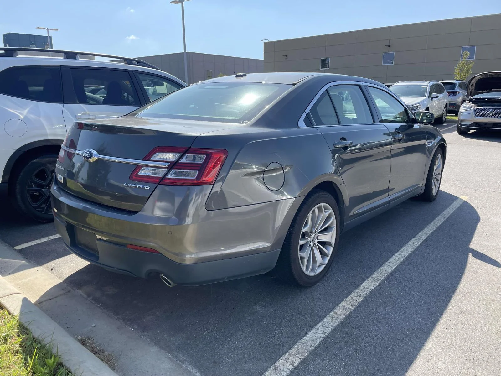 Used 2016 Magnetic Metallic Ford Limited image 4