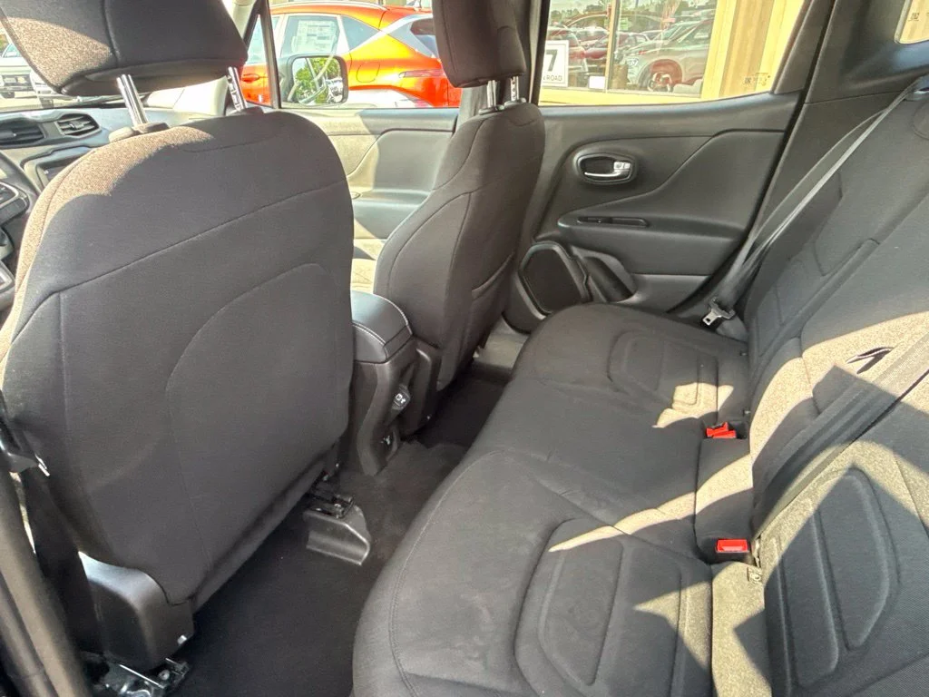Used 2022 Black Jeep Latitude image 30