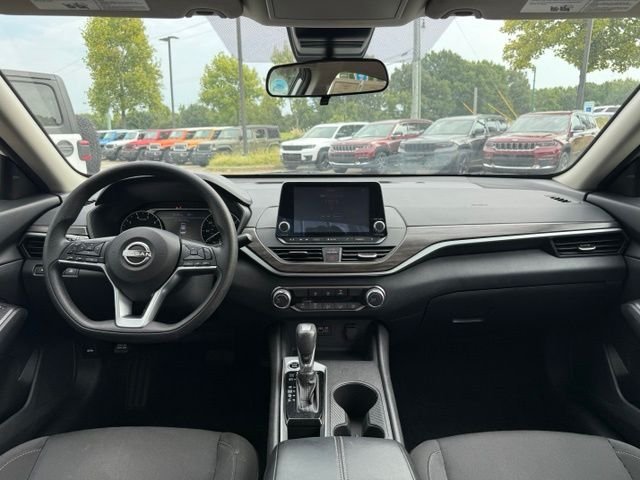 Used 2025 White Nissan 2.5 SV image 30