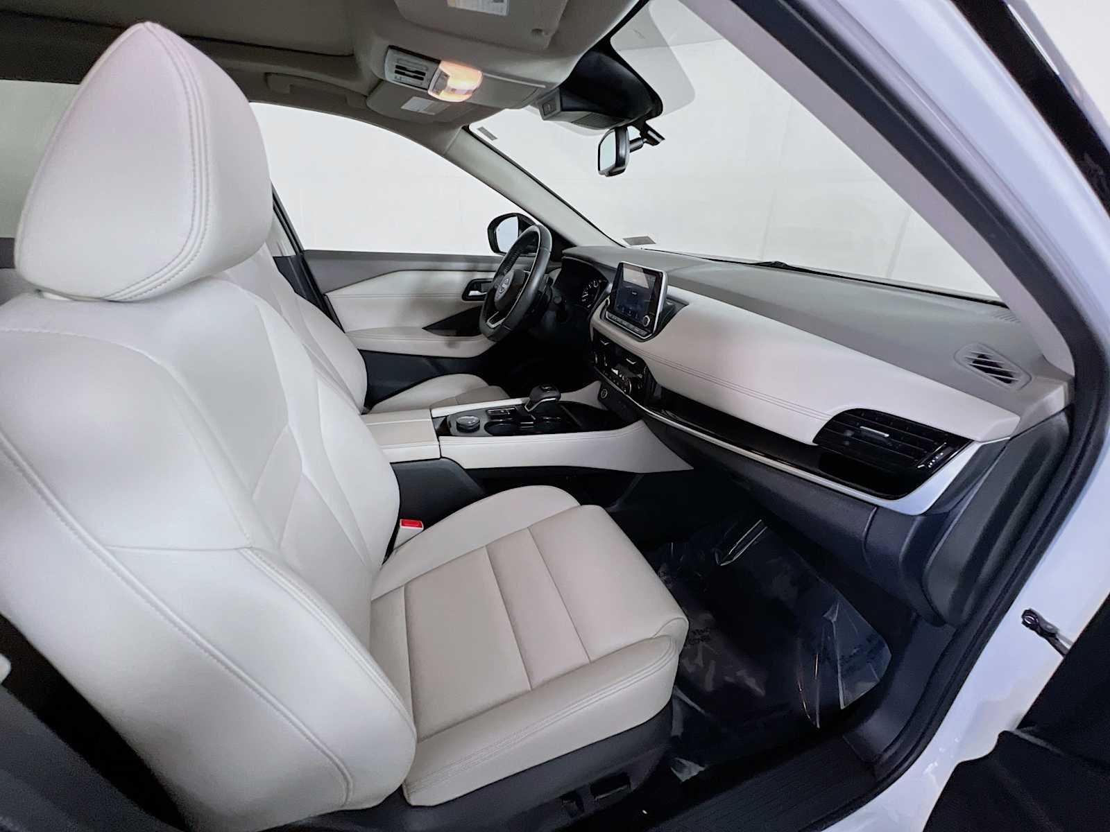 Used 2023 Pearl White Tricoat/Super Black Nissan SL image 29