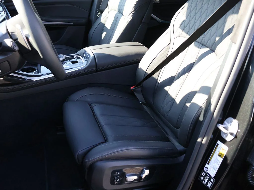 New 2026 Black Sapphire Metallic BMW M60i image 43